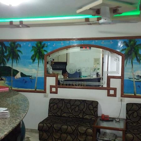 Hotel Decent Surate Extérieur photo