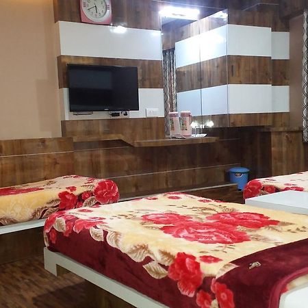Hotel Decent Surate Extérieur photo