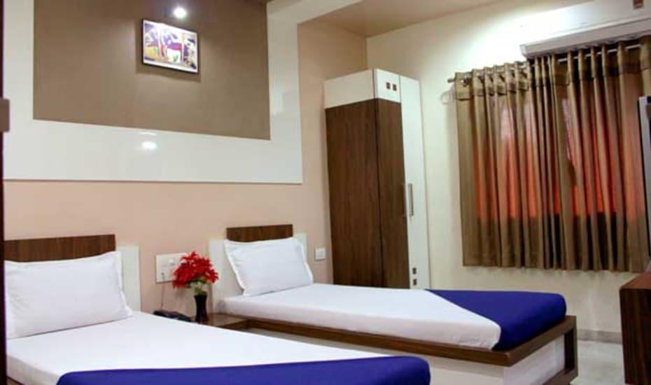 Hotel Decent Surate Extérieur photo