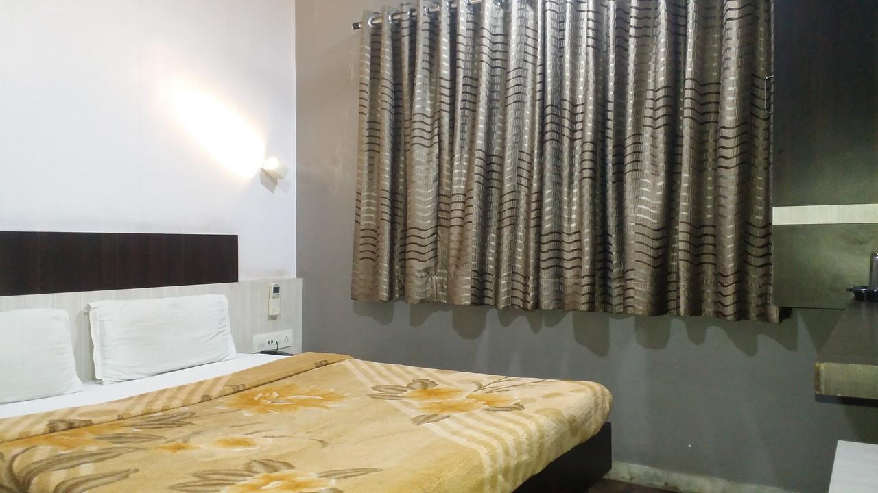 Hotel Decent Surate Extérieur photo