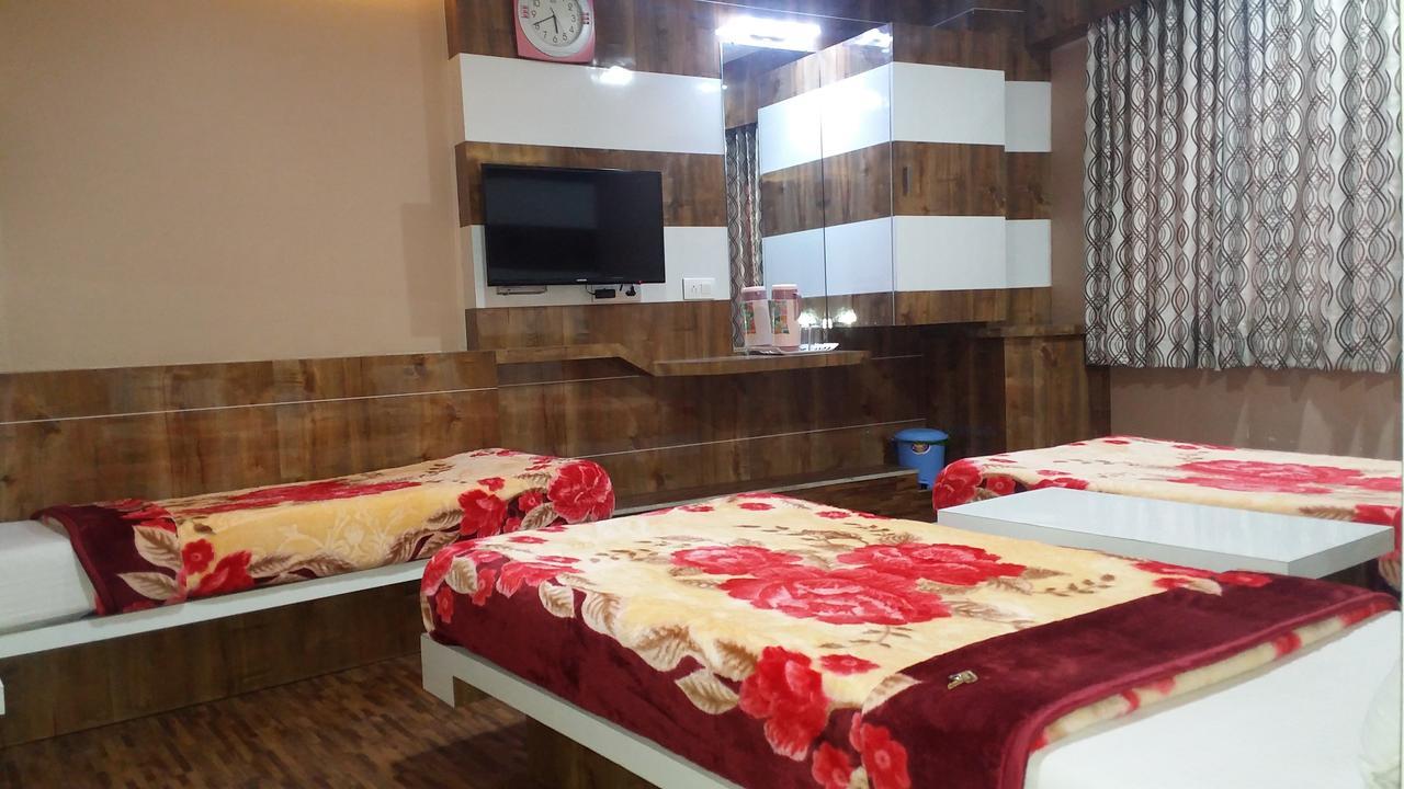 Hotel Decent Surate Extérieur photo