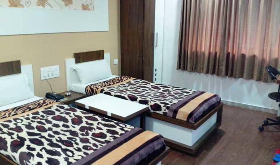 Hotel Decent Surate Extérieur photo
