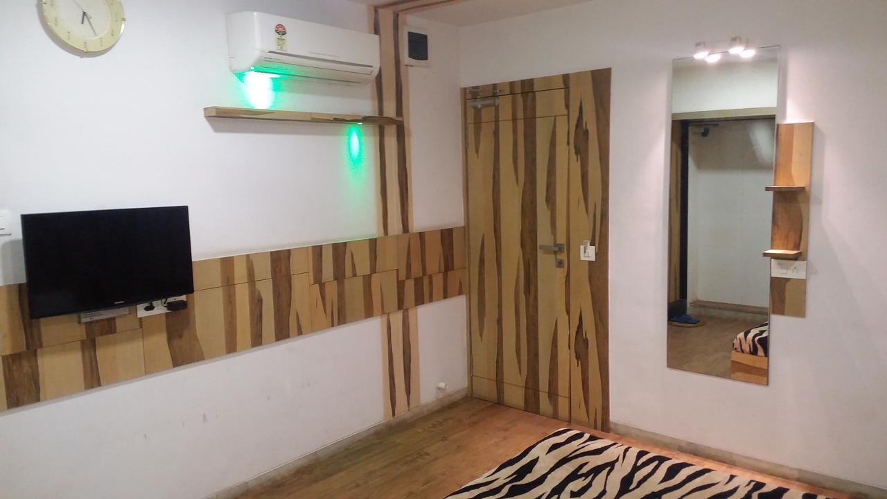 Hotel Decent Surate Extérieur photo